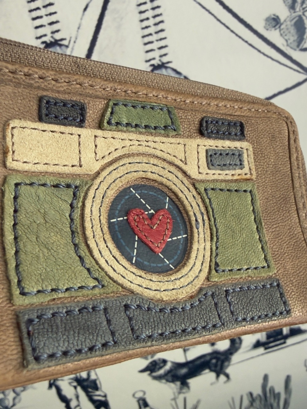 Fossil Camera Appliqué Pouch Keychain in Brown Cash Coin Holder 10s - Picture 2 of 4